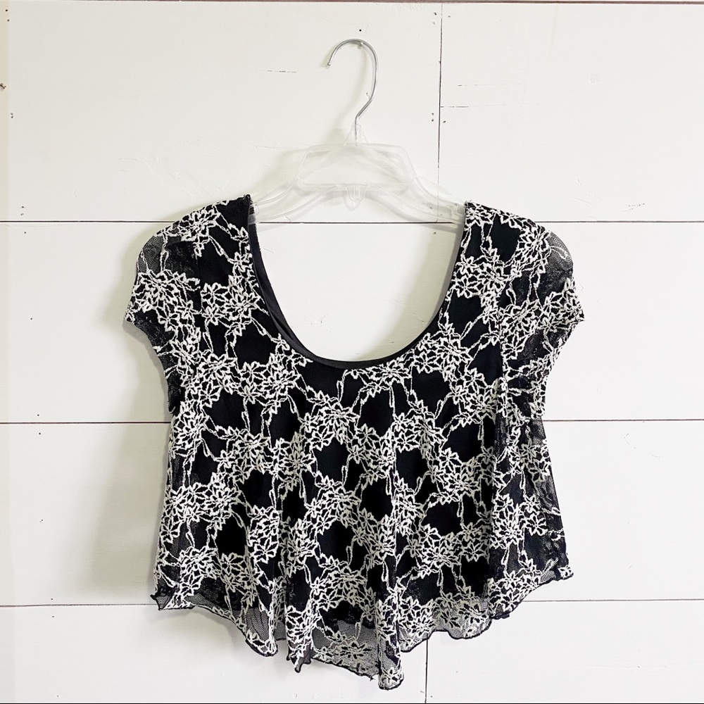 NWOT “Dragontail” lace flounce crop top